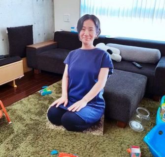 Mãe japonesa cria um clone seu de papelão para lidar com a ansiedade do seu filho na sua ausência